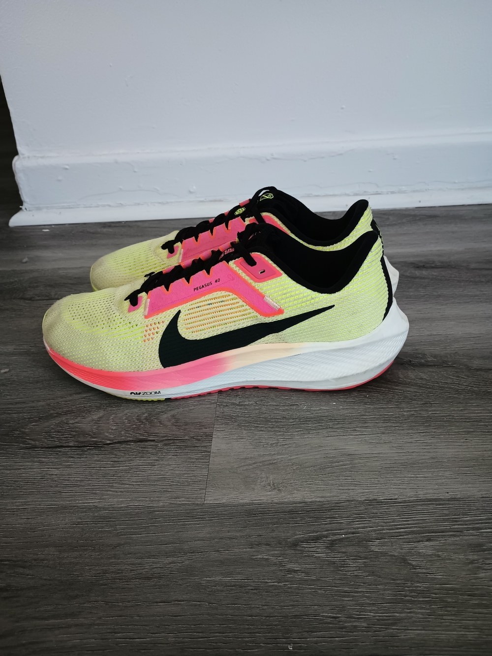 Nike mens Yellow Pink Pegasus 40 Running Shoes